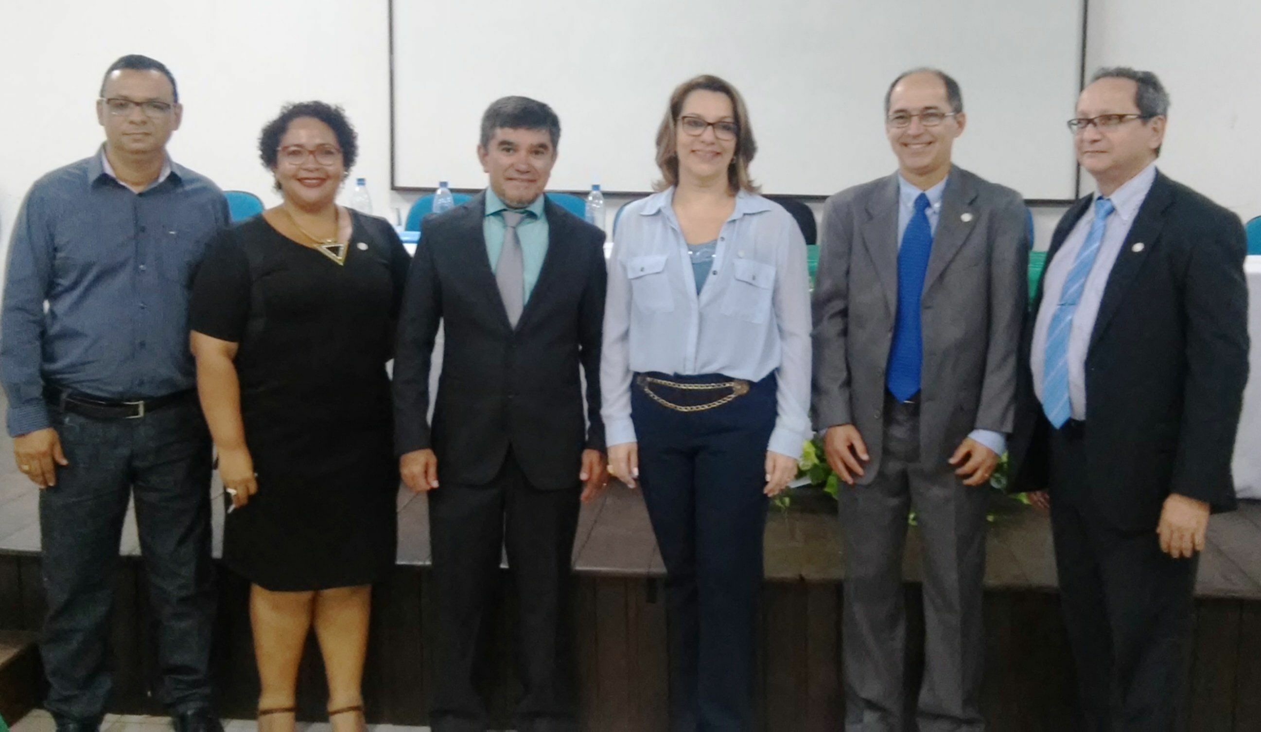 Reitora (C) com empossados no ISB
